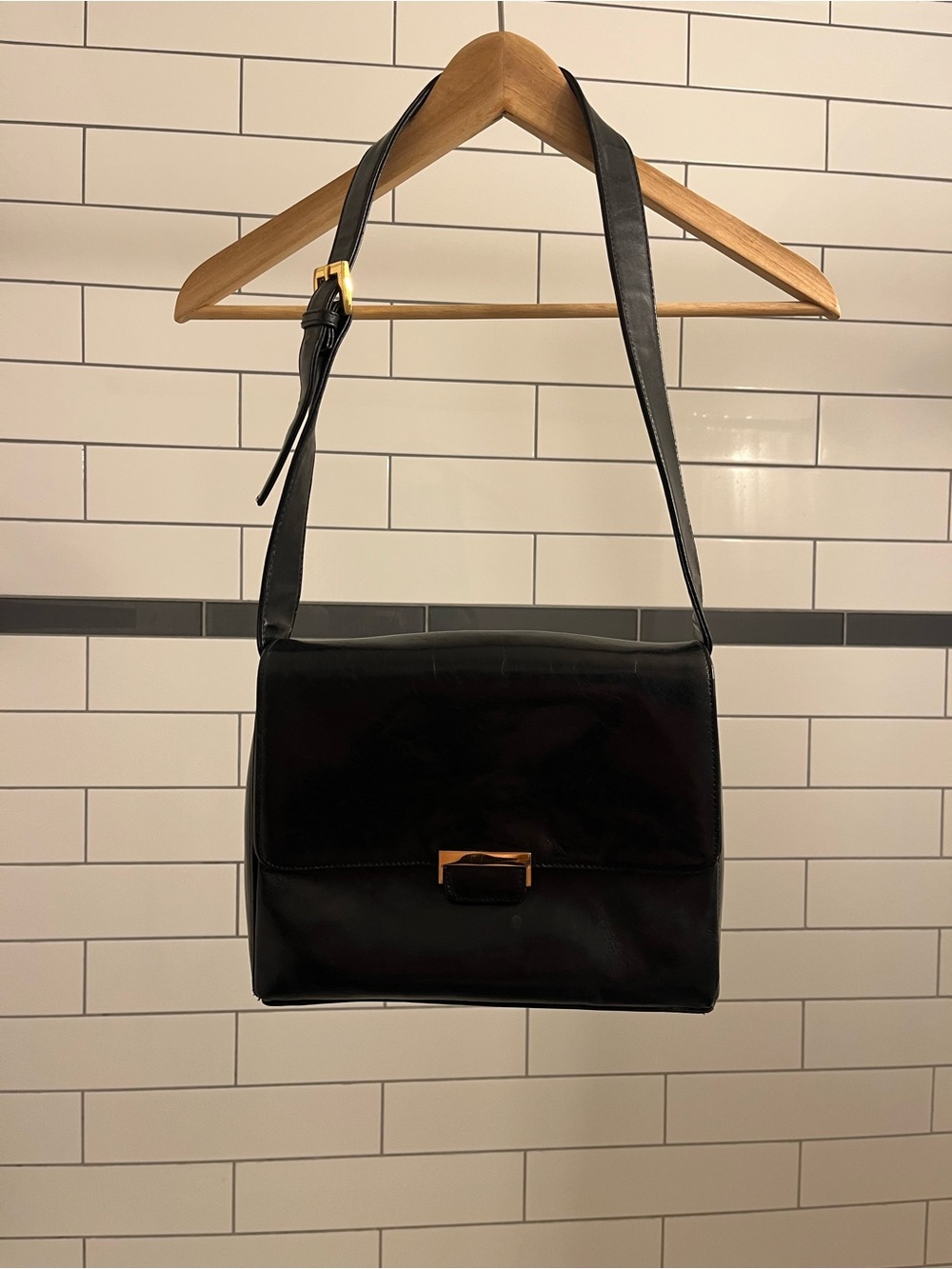 Classic Black Leather Shoulder Bag - Unbranded